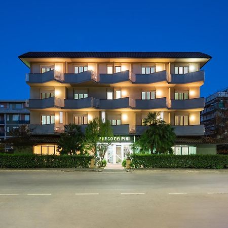 Hotel Parco Dei Pini - 100Mt Dal Mare Follonica Bagian luar foto