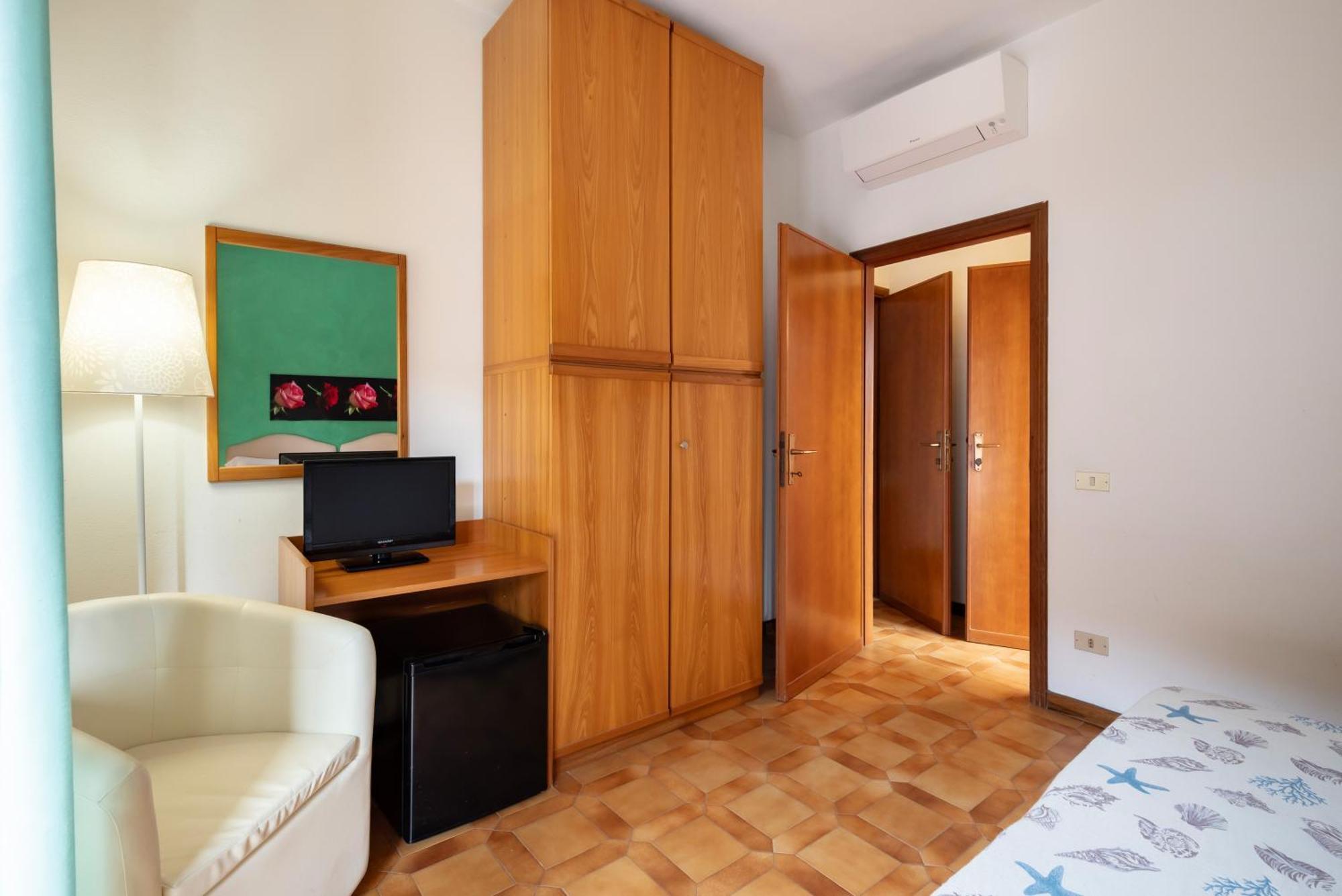 Hotel Parco Dei Pini - 100Mt Dal Mare Follonica Bagian luar foto