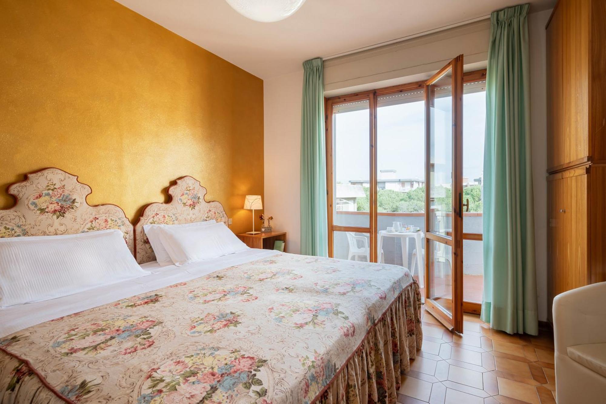 Hotel Parco Dei Pini - 100Mt Dal Mare Follonica Bagian luar foto