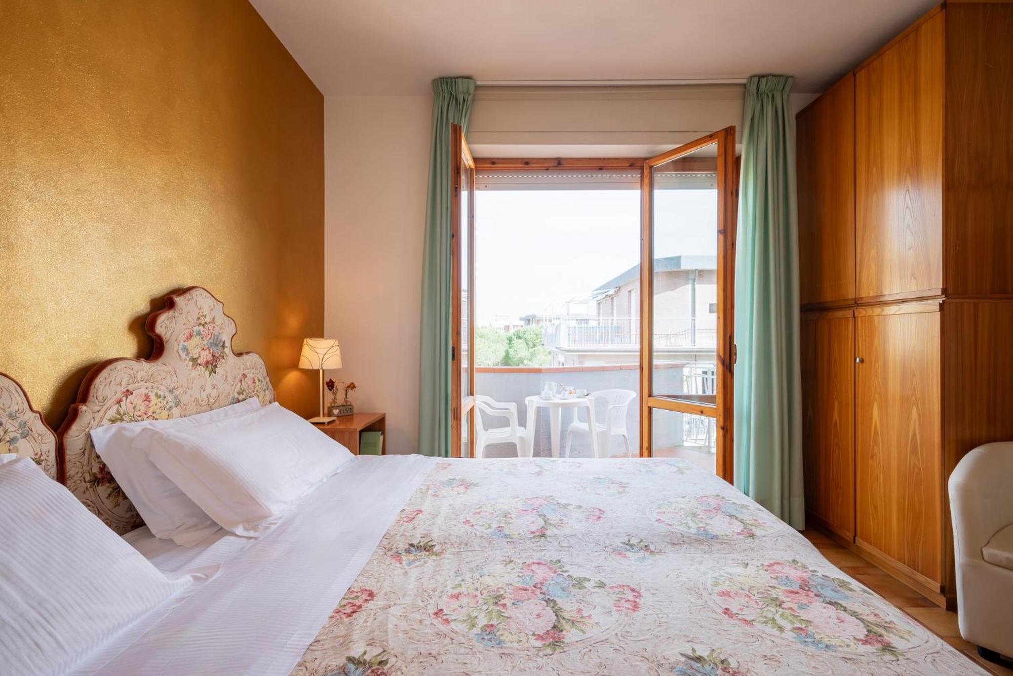 Hotel Parco Dei Pini - 100Mt Dal Mare Follonica Bagian luar foto