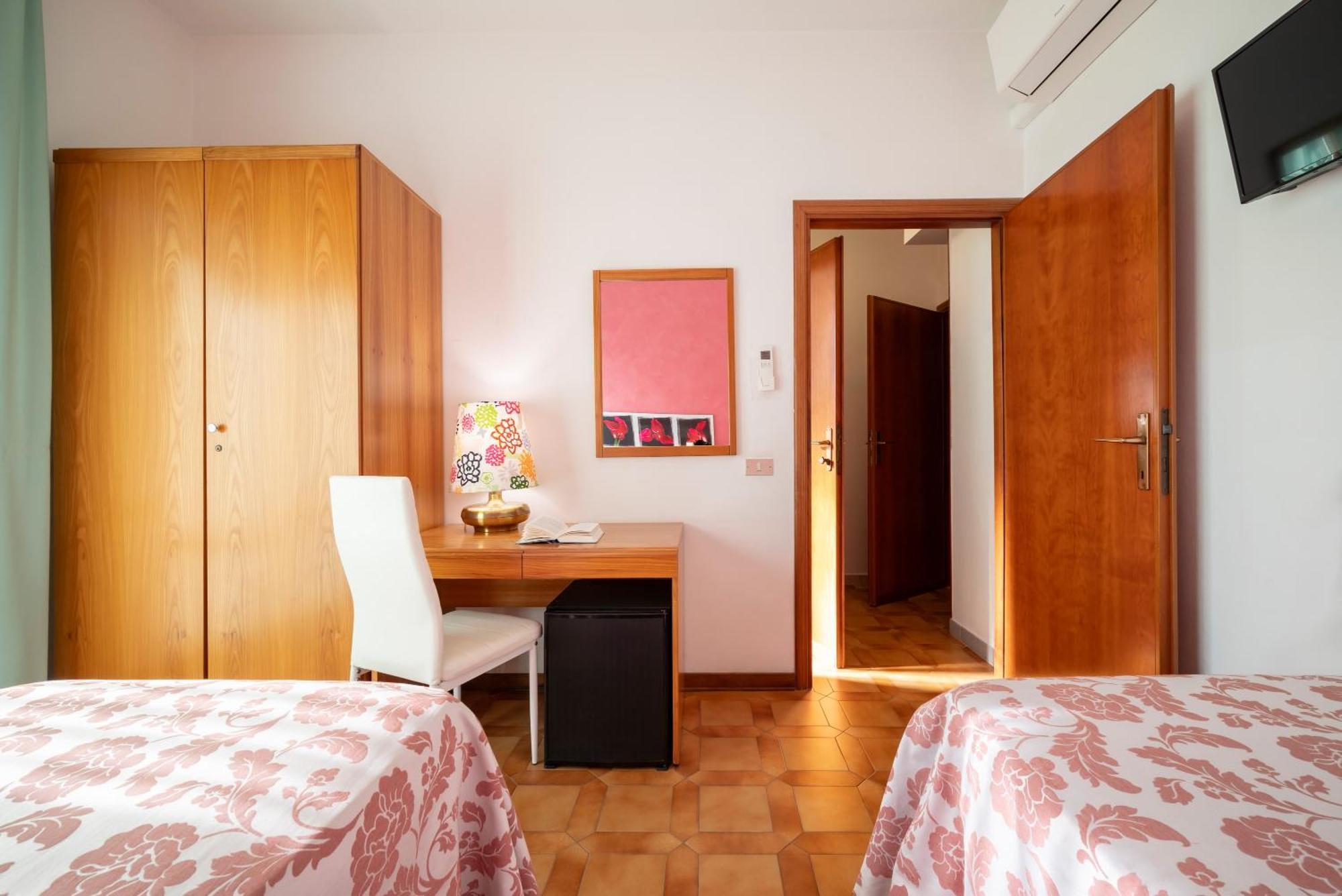 Hotel Parco Dei Pini - 100Mt Dal Mare Follonica Bagian luar foto