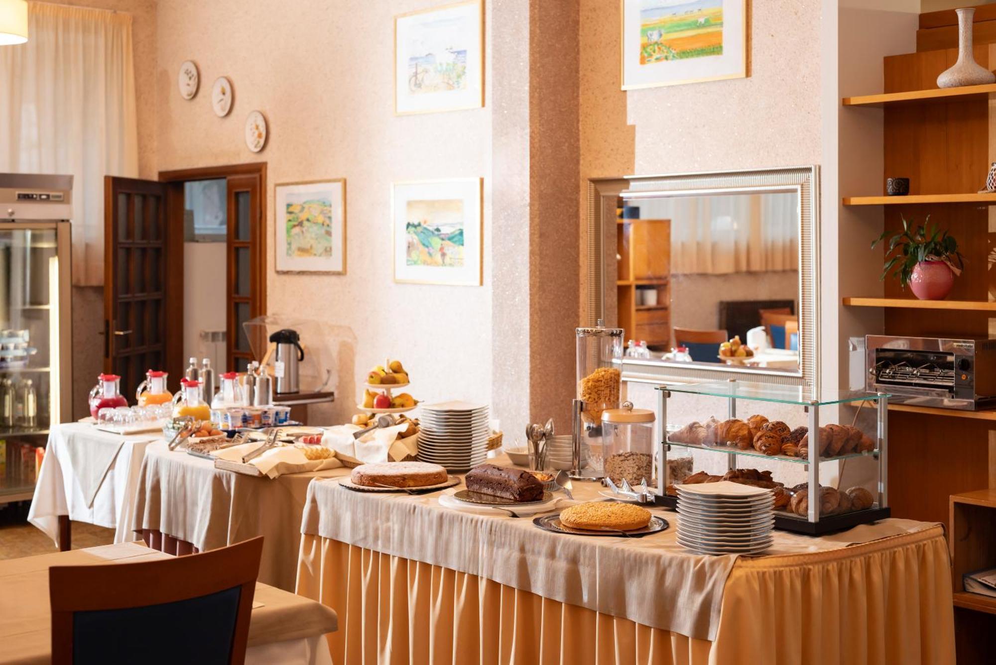Hotel Parco Dei Pini - 100Mt Dal Mare Follonica Bagian luar foto